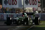 Foto zur News: Heikki Kovalainen (Caterham) übertreibt es und driftet seitwärts über die Randsteine in Melbourne