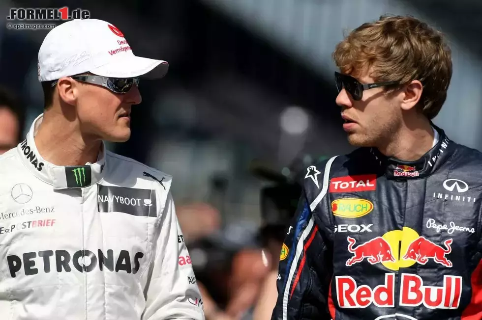 Foto zur News: Michael Schumacher (Mercedes) und Sebastian Vettel (Red Bull)