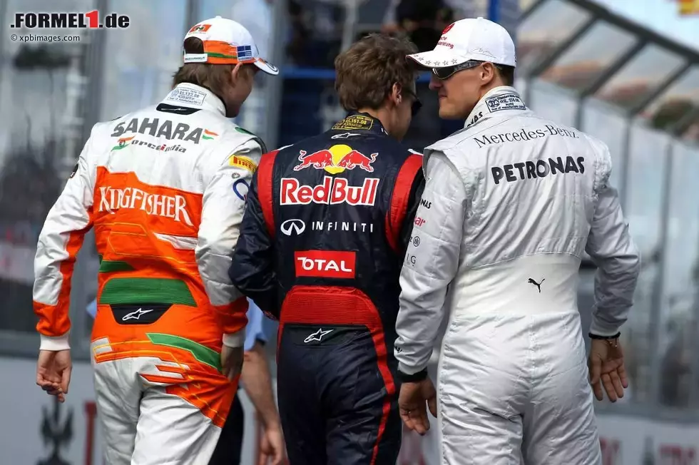 Foto zur News: Nico Hülkenberg (Force India), Sebastian Vettel (Red Bull) und Michael Schumacher (Mercedes)