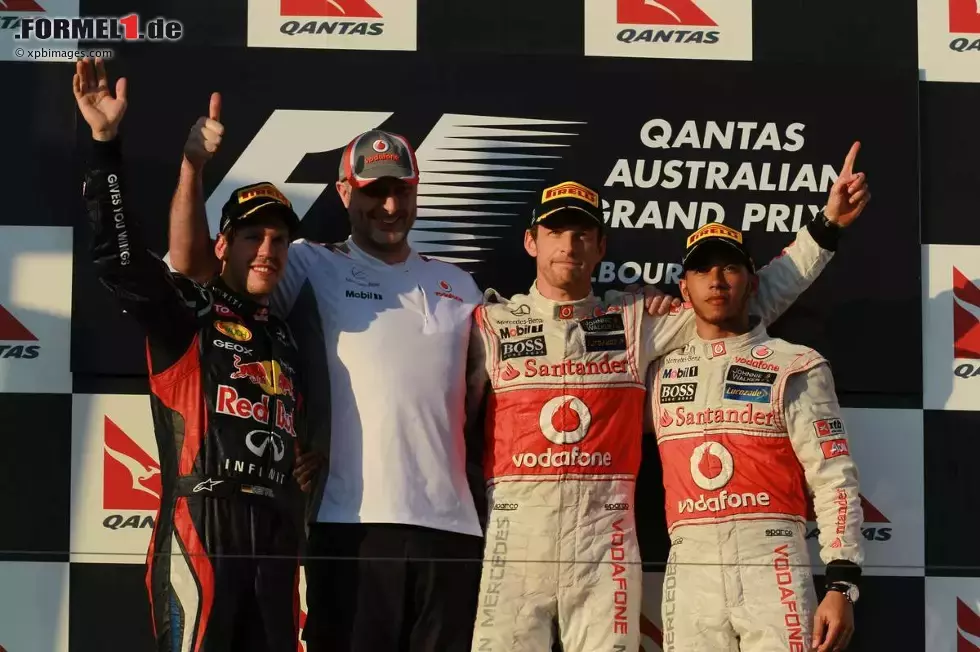 Foto zur News: Sebastian Vettel (Red Bull), Jenson Button (McLaren) und Lewis Hamilton (McLaren)