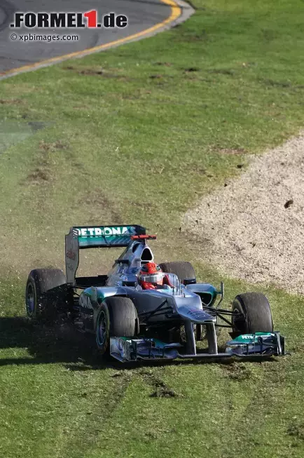 Foto zur News: Aus und vorbei: Ein Podestplatz war möglich, doch dann versagte das Auto von Michael Schumacher (Mercedes).