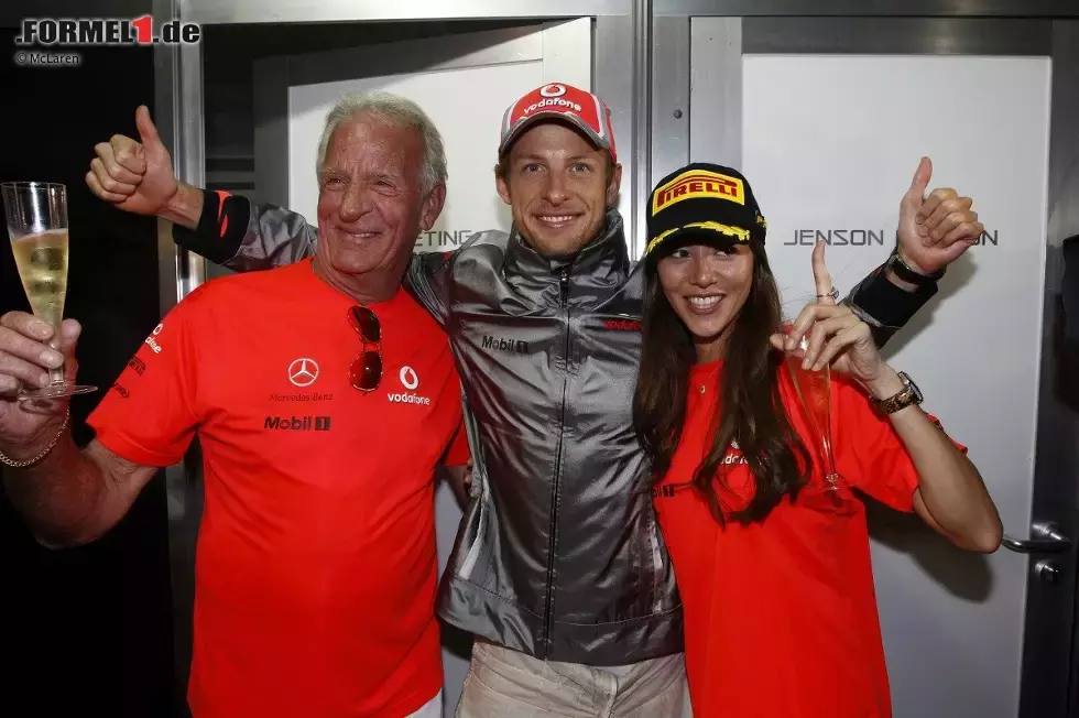 Foto zur News: Jenson Button (McLaren) feiert seinen Australien-Sieg mit Vater John und Freundin Jessica Michibata