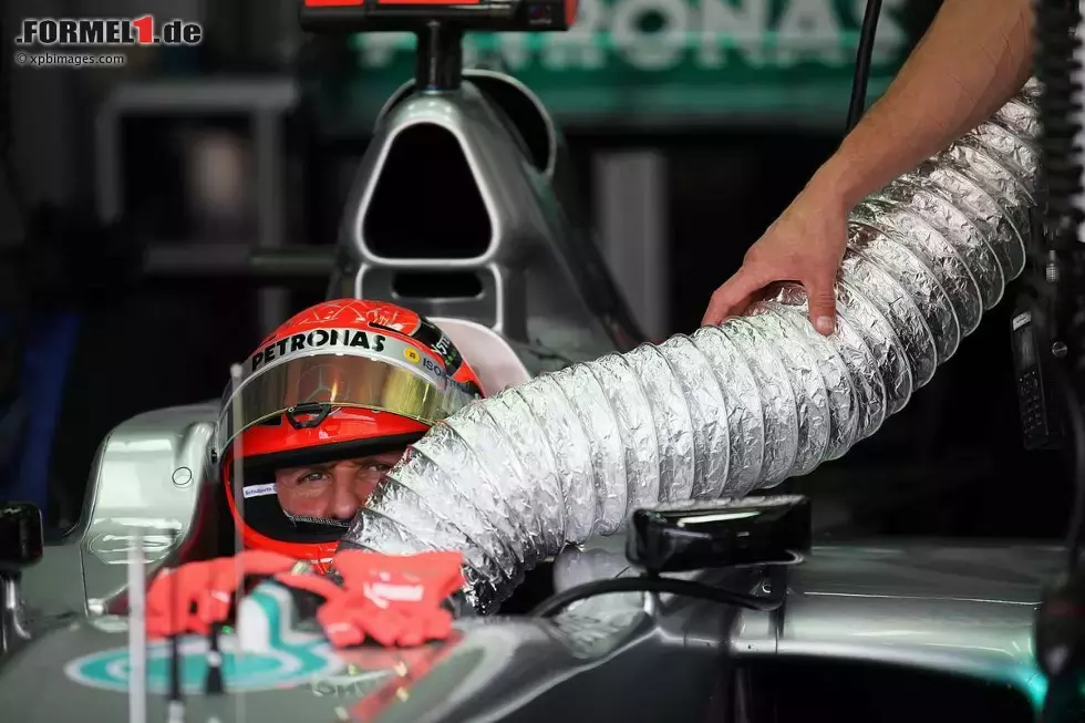 Foto zur News: Es ist heiß und schwül in Malaysia: Michael Schumacher (Mercedes) braucht schon im Freien Training am Freitag eine kühle Brise.