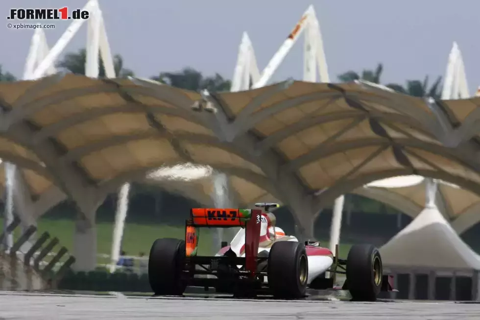 Foto zur News: Es geht aufwärts bei HRT: Narain Karthikeyan (hier im Bild) und Pedro de la Rosa waren am Freitag in Sepang schnell genug, um im Rennen am Sonntag teilnehmen zu können.