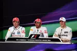 Foto zur News: Lange ist es her: Michael Schumacher (Mercedes), hier mit Jenson Button (McLaren) und Lewis Hamilton (McLaren), saß zum bisher letzten Mal in Japan 2006 in einer Pressekonferenz nach dem Qualifying.