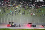 Foto zur News: Regen schon zu Beginn: Witali Petrow (Caterham) kämpft sich durch die Gischt in Sepang.