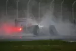 Foto zur News: Kurz vor der Rennunterbrechung: Nico Hülkenberg (Force India) kämpft sich durch Regen und Gischt in Sepang.