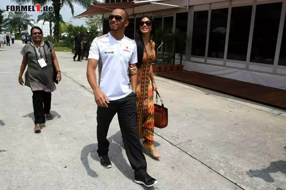 Foto zur News: Lewis Hamilton (McLaren) wieder vereint mit Freundin Nicole Scherzinger. Am Rennsonntag in Malaysia kamen beide gemeinsam an der Strecke an.