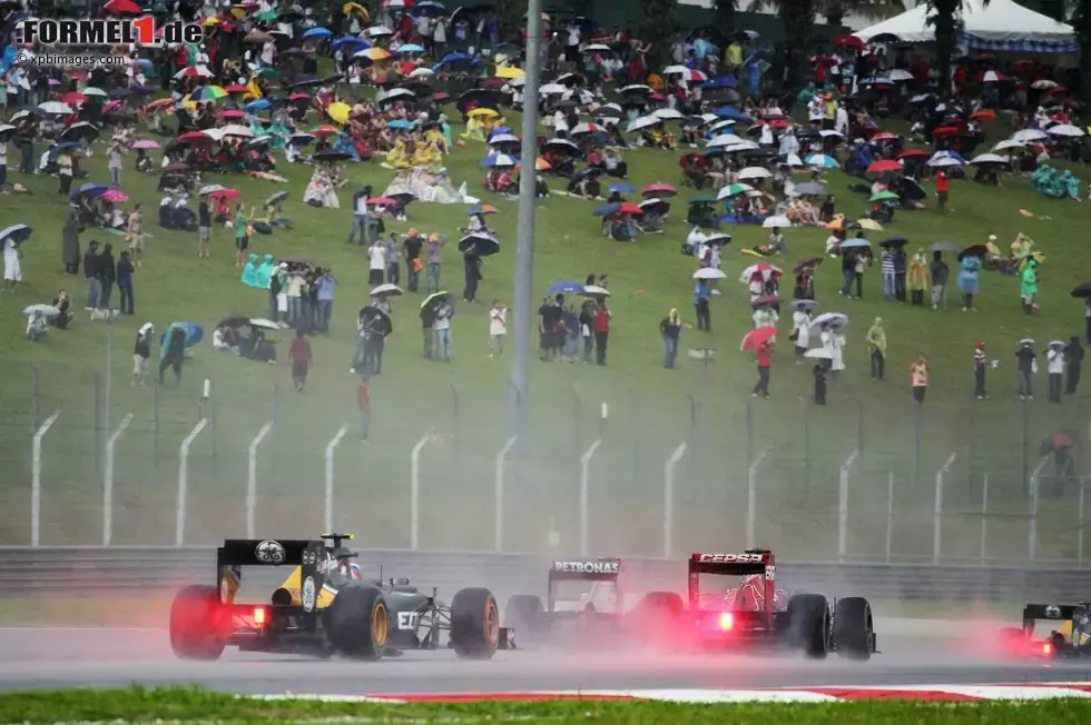 Foto zur News: Regen schon zu Beginn: Witali Petrow (Caterham) kämpft sich durch die Gischt in Sepang.