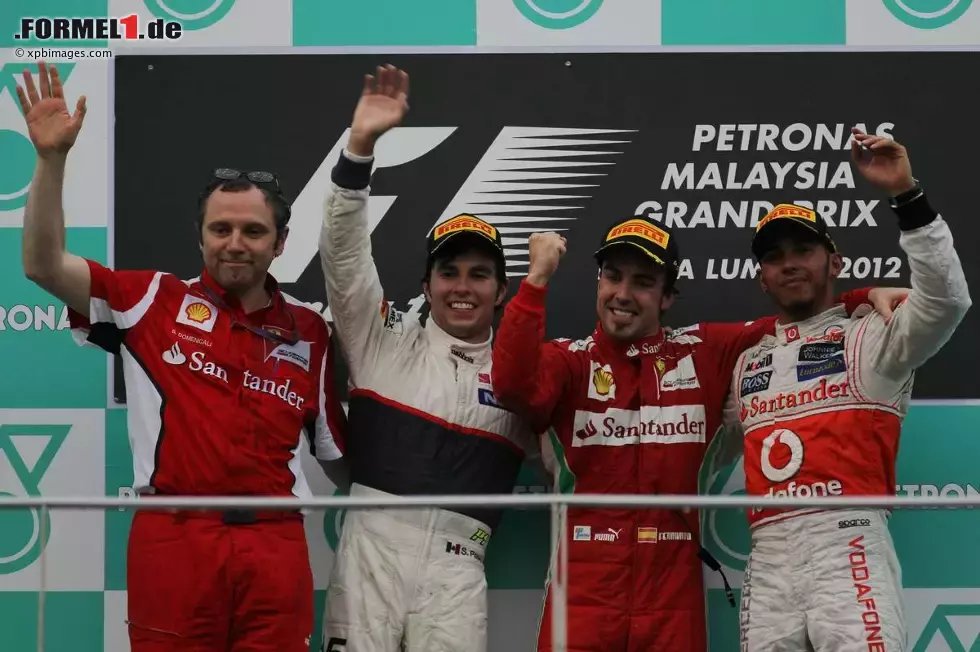 Foto zur News: Stefano Domenicali (Ferrari-Teamchef), Sergio Perez (Sauber), Fernando Alonso (Ferrari) und Lewis Hamilton (McLaren)