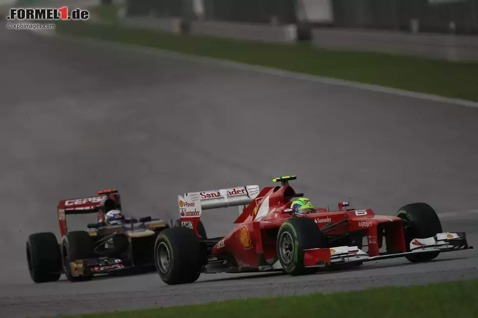 Foto zur News: Felipe Massa (Ferrari) muss sich gegen Daniel Ricciardo (Toro Rosso) wehren