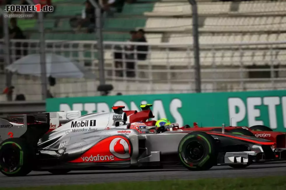 Foto zur News: Jenson Button (McLaren) und Felipe Massa (Ferrari)