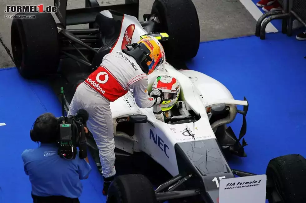 Foto zur News: Lewis Hamilton (McLaren) gratuliert Sergio Perez (Sauber)