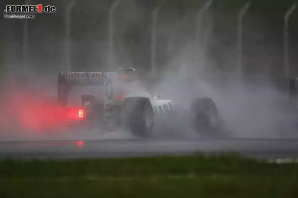 Foto zur News: Kurz vor der Rennunterbrechung: Nico Hülkenberg (Force India) kämpft sich durch Regen und Gischt in Sepang.