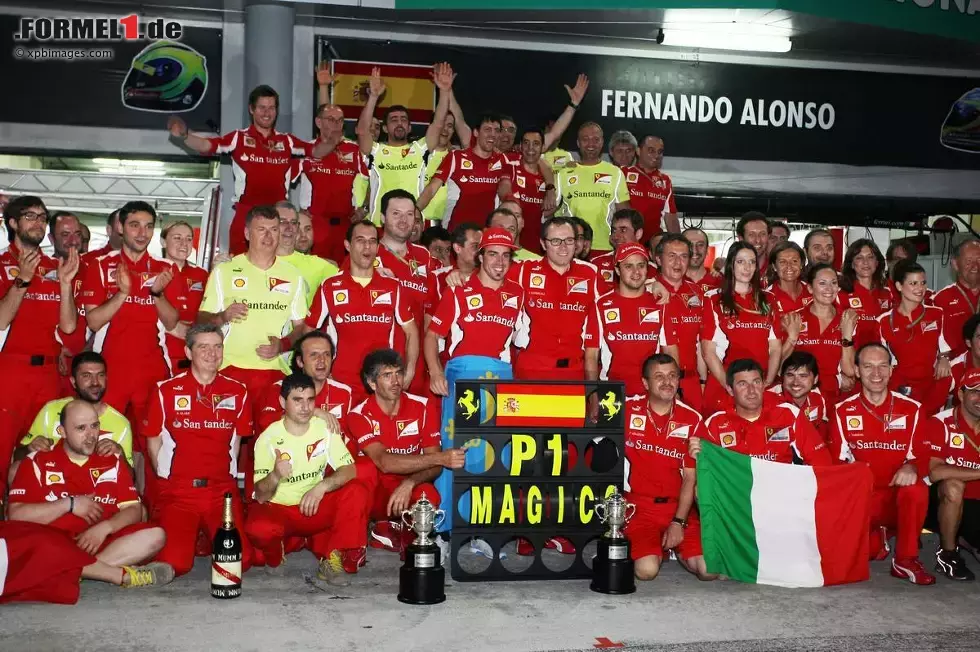 Foto zur News: Fernando Alonsos etwas überraschender Sieg in Sepang wird bei Ferrari gefeiert.