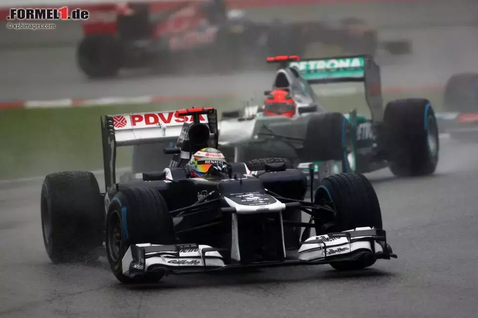 Foto zur News: Pastor Maldonado (Williams) und Michael Schumacher (Mercedes)