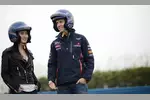 Foto zur News: Celina Wade und Sebastian Vettel (Red Bull) bei Martial-Arts-Filmdreharbeiten