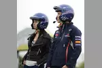 Foto zur News: Celina Wade und Sebastian Vettel (Red Bull) bei Martial-Arts-Filmdreharbeiten