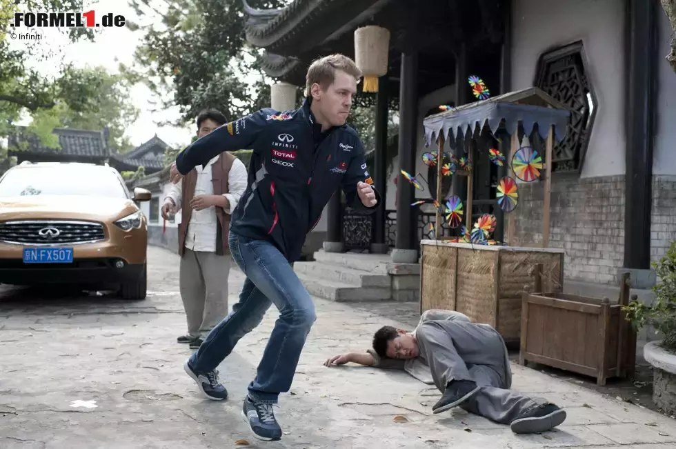 Foto zur News: Sebastian Vettel (Red Bull) bei Martial-Arts-Filmdreharbeiten