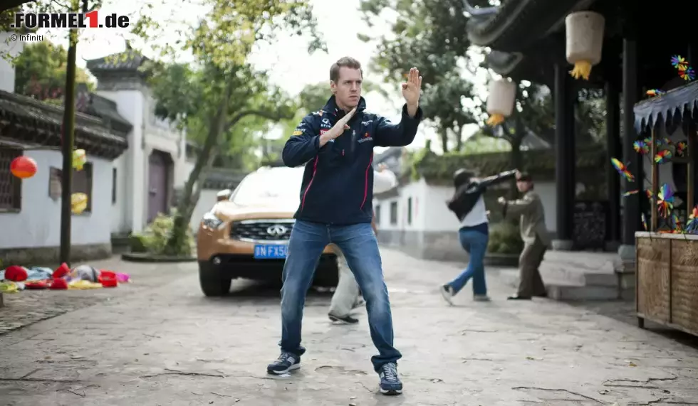 Foto zur News: Sebastian Vettel (Red Bull) bei Martial-Arts-Filmdreharbeiten