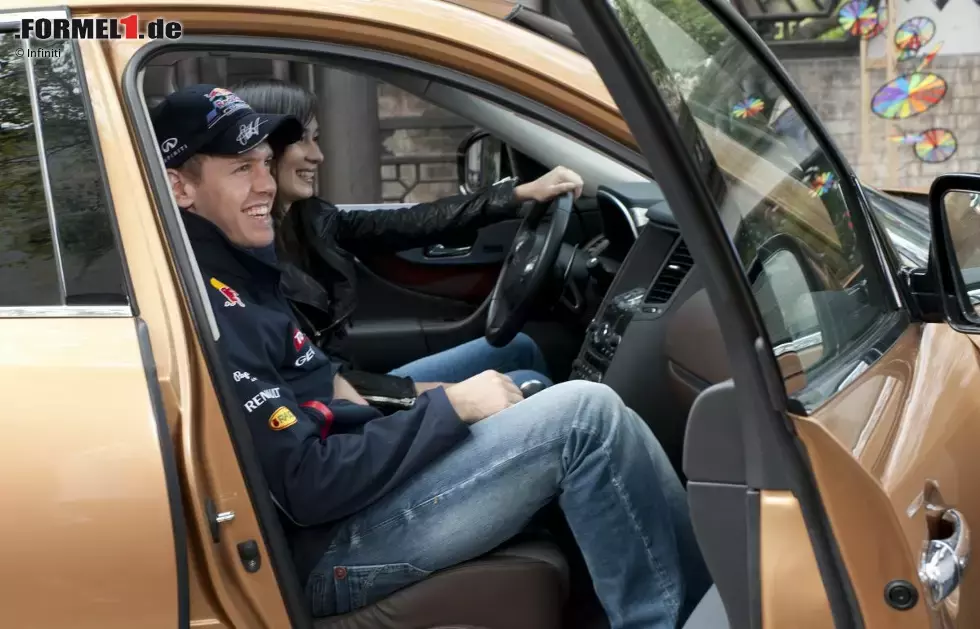 Foto zur News: Sebastian Vettel (Red Bull) bei Martial-Arts-Filmdreharbeiten