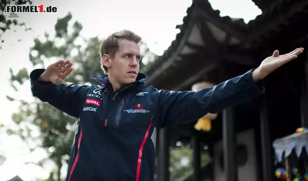 Foto zur News: Sebastian Vettel (Red Bull) bei Martial-Arts-Filmdreharbeiten