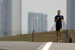 Foto zur News: Wenn der Smog an der Strecke in Schanghai schon einmal nicht das Atmen behindert, kann man auch eine Runde Jogging einlegen - so wie Toro-Rosso-Pilot Sebastien Buemi am Donnerstag.