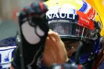 Foto zur News: Bereit für den ersten Einsatz am China-Wochenende: Mark Webber (Red Bull) streift sich die Handschuhe über.