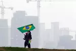 Foto zur News: Zwei Fans mit brasilianischer Flagge, im Hintergrund wächst Schanghai an die Strecke heran.