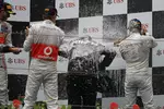 Gallerie: Jenson Button (McLaren) und Nico Rosberg (Mercedes)  nehmen Norbert Haug (Mercedes-Motorsportchef) in die Sektzange