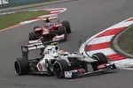 Foto zur News: Sergio Perez vor Fernando Alonso