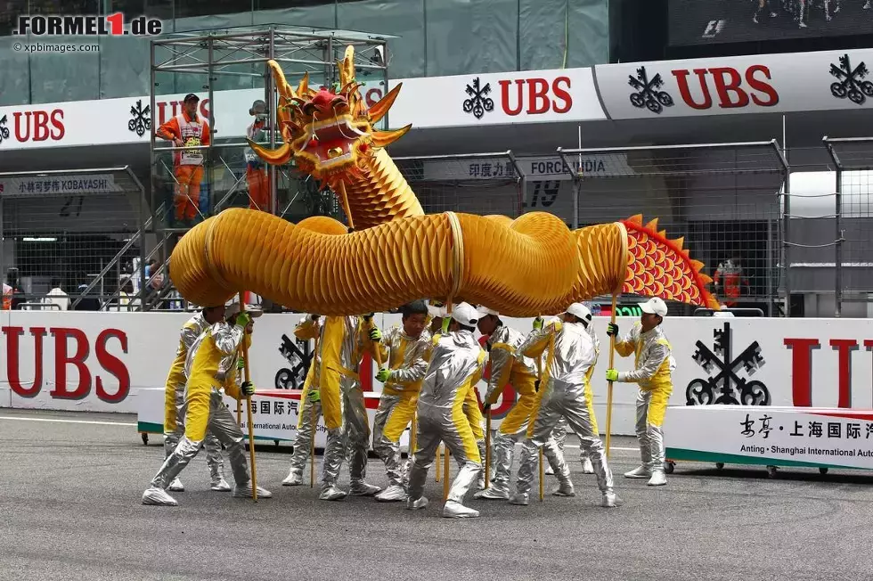 Foto zur News: Show vor dem Start - in China darf ein Drache nicht fehlen.