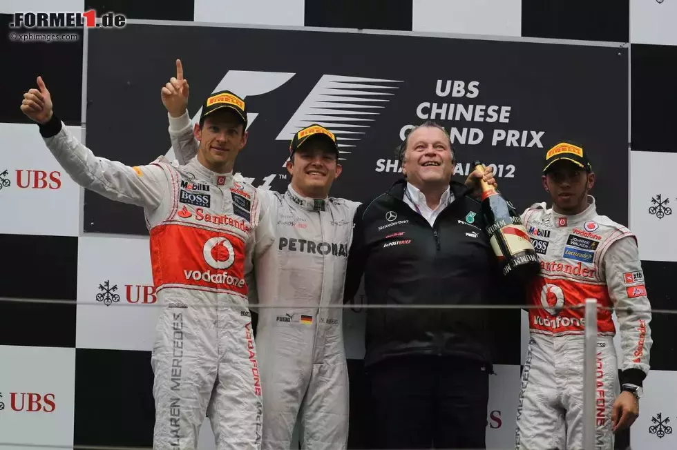 Foto zur News: Das Siegerpodest in Schanghai: Jenson Button (McLaren), Nico Rosberg (Mercedes), Norbert Haug (Mercedes-Motorsportchef) und Lewis Hamilton (McLaren)