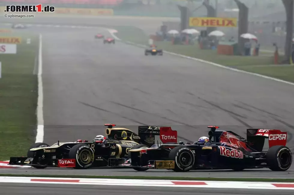 Foto zur News: Kimi Räikkönen (Lotus) und Jean-Eric Vergne (Toro Rosso)