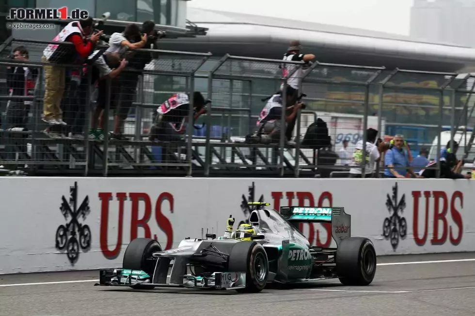 Foto zur News: Nico Rosberg (Mercedes) überquert erstmals in seinen 111 Formel-1-Rennen die Ziellinie als Erster.