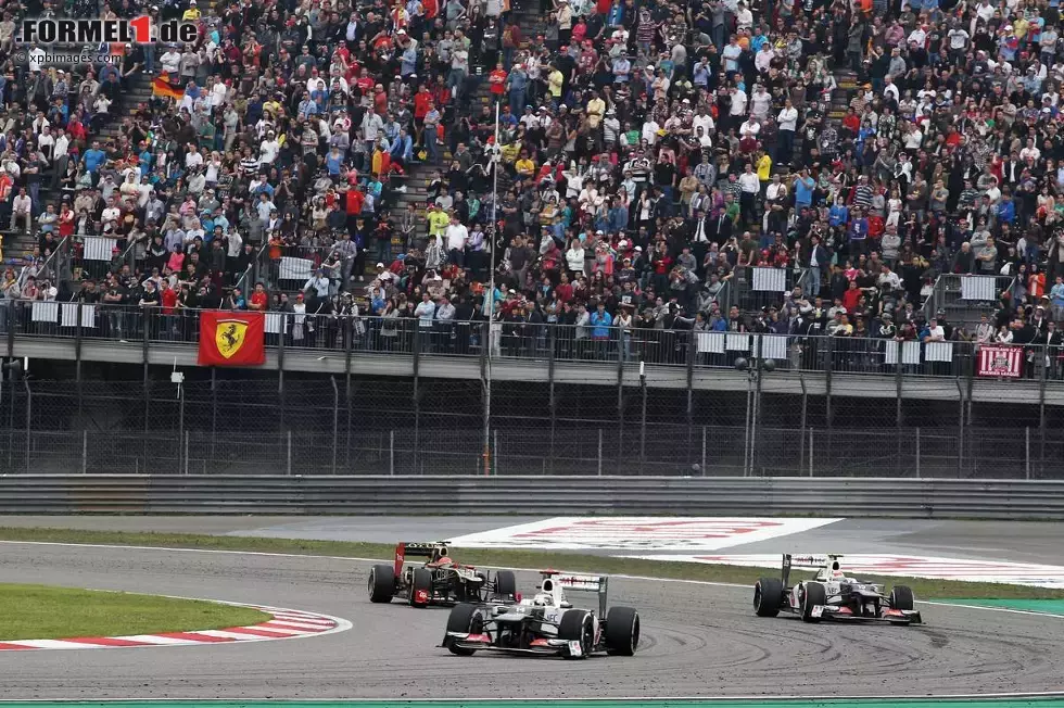 Foto zur News: Kamui Kobayashi (Sauber), Sergio Perez (Sauber) und Romain Grosjean (Lotus)