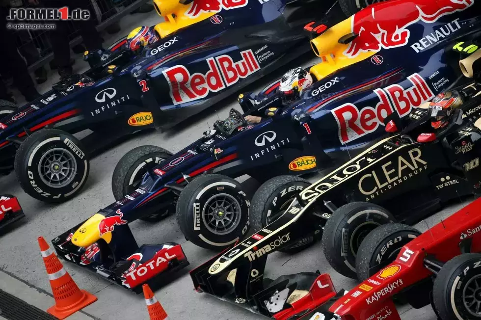 Foto zur News: Mark Webber (Red Bull), Sebastian Vettel (Red Bull) und Romain Grosjean (Lotus)