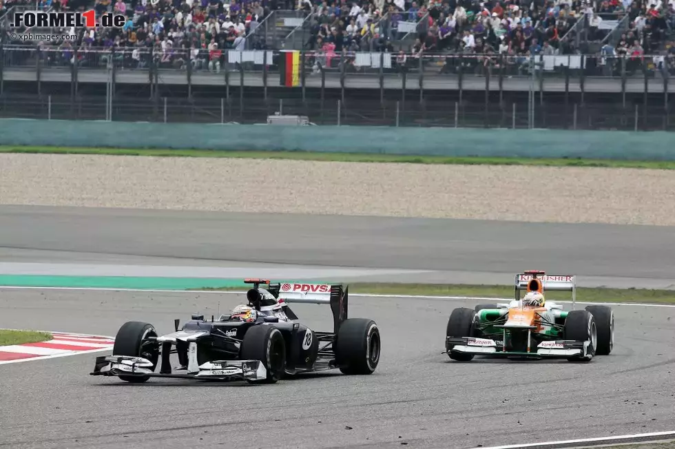 Foto zur News: Pastor Maldonado (Williams) vor Paul di Resta (Force India)