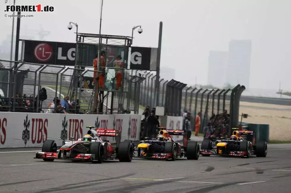 Foto zur News: Lewis Hamilton (McLaren), Sebastian Vettel (Red Bull) und Mark Webber (Red Bull)