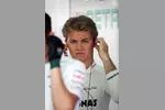 Foto zur News: Nico Rosberg (Mercedes) mit nachdenklicher Miene am Freitag während des 1. Freien Trainings: War sein erster Sieg beim vergangenen Rennen ein &quot;Ausrutscher&quot;? Oder ist der Mercedes auch in Bahrain siegfähig?