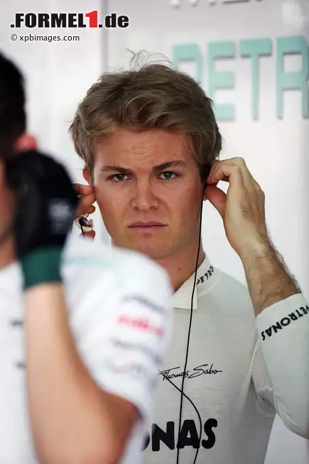 Foto zur News: Nico Rosberg (Mercedes) mit nachdenklicher Miene am Freitag während des 1. Freien Trainings: War sein erster Sieg beim vergangenen Rennen ein &quot;Ausrutscher&quot;? Oder ist der Mercedes auch in Bahrain siegfähig?