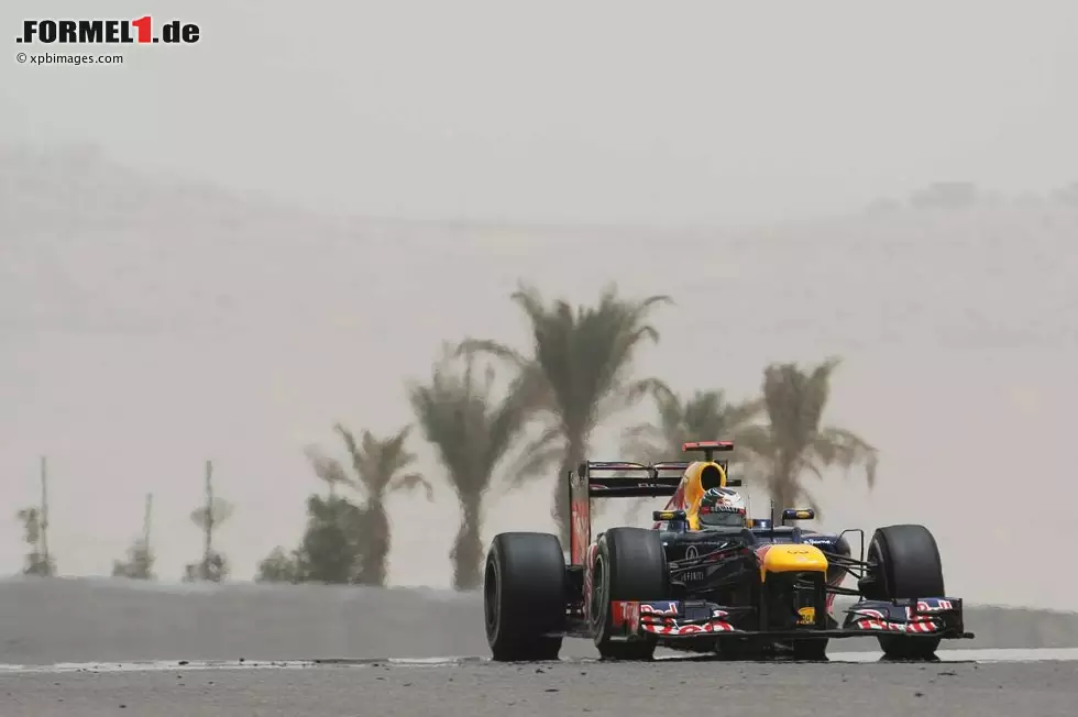 Foto zur News: Sebastian Vettel (Red Bull) wartet immer noch auf seinen ersten Saisonsieg - gelingt ihm dieser in der Wüste von Manama?