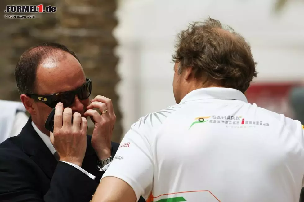 Foto zur News: John Yates (links), Bahrain-Sicherheitsberater, im Gespräch mit Robert Fernley (Stellvertretender Teamchef Force India): Der indische Rennstall verzichtete auf das 2. Freie Training. Aus Angst vor Anschlägen wollte man den Teammitgliedern die Möglichkeit