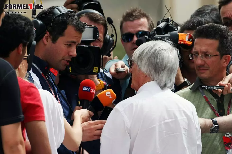 Foto zur News: Bernie Ecclestone (Formel-1-Chef) muss sich kritischen Fragen der Medien stellen: Warum sagt man das Rennen nicht ab?