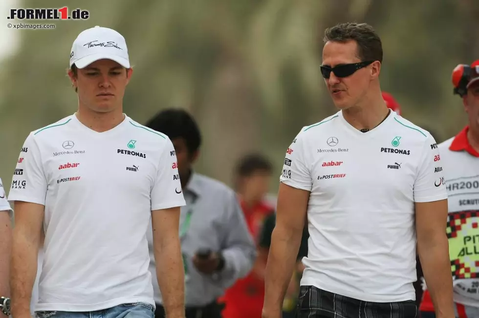 Foto zur News: Nico Rosberg (Mercedes) und Michael Schumacher (Mercedes)