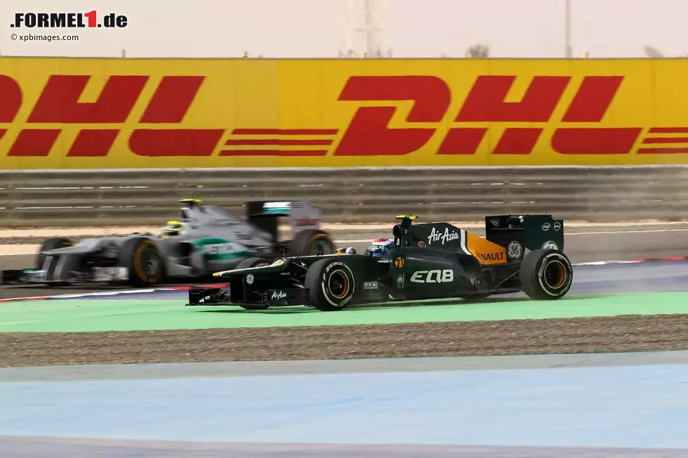 Foto zur News: Nico Rosberg (Mercedes) und Witali Petrow (Caterham)