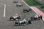 Foto zur News: Nico Rosberg (Mercedes), Nico Hülkenberg und (Force India) Sergio Perez (Sauber)