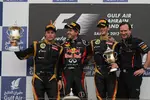 Foto zur News: Kimi Räikkönen (Lotus), Sebastian Vettel (Red Bull), Romain Grosjean (Lotus), und Christian Horner (Teamchef) auf dem Podium von Manama