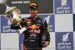 Foto zur News: Sebastian Vettel (Red Bull) präsentiert seinen Siegerpokal