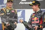 Foto zur News: Kimi Räikkönen (Lotus) erhält von seinem Kumpel Sebastian Vettel (Red Bull) eine ordentliche Champagnerdusche